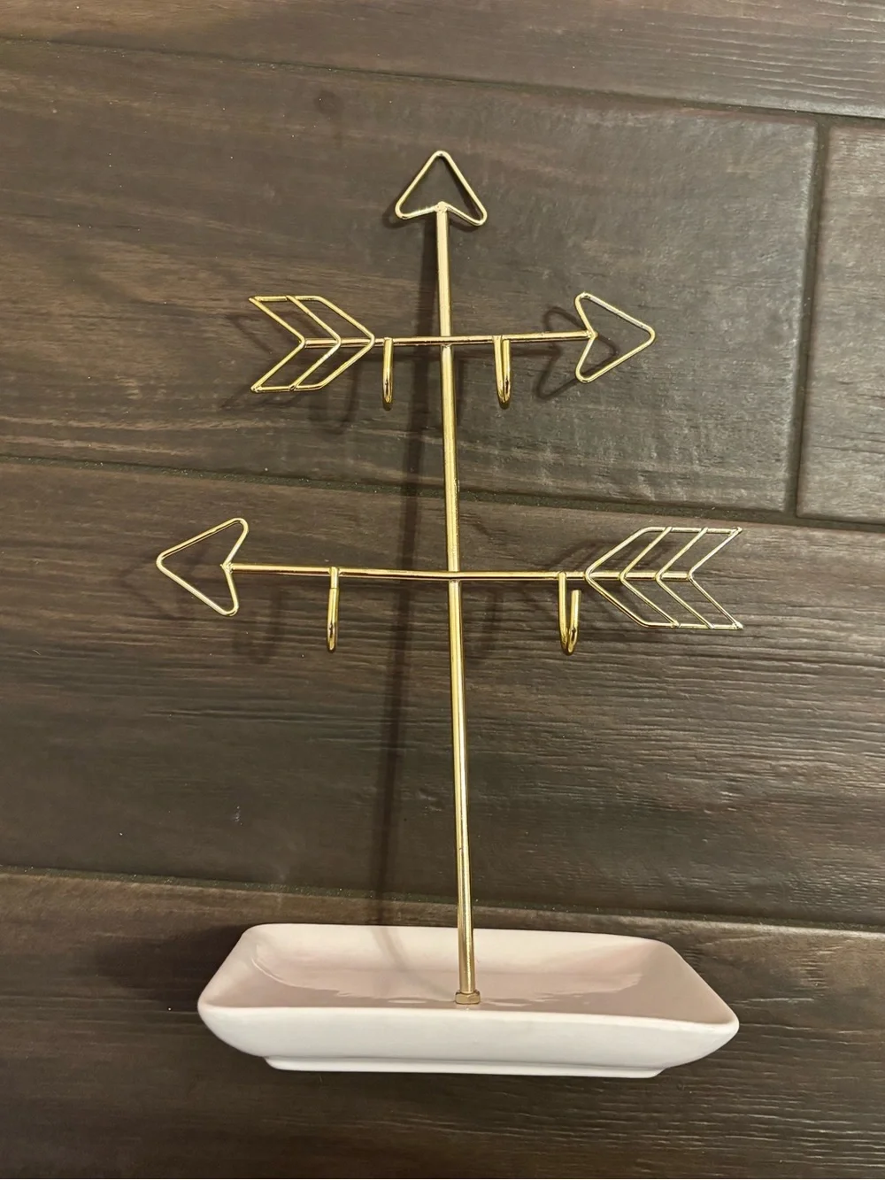 Amazon Essentials Gold Arrow Jewelry Stand with White Dish
